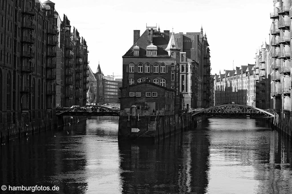 id113447_SW Die historische Hamburger Speicherstadt mit dem Wasserschlösschen im Wandrahmsfleet in schwarzweiß