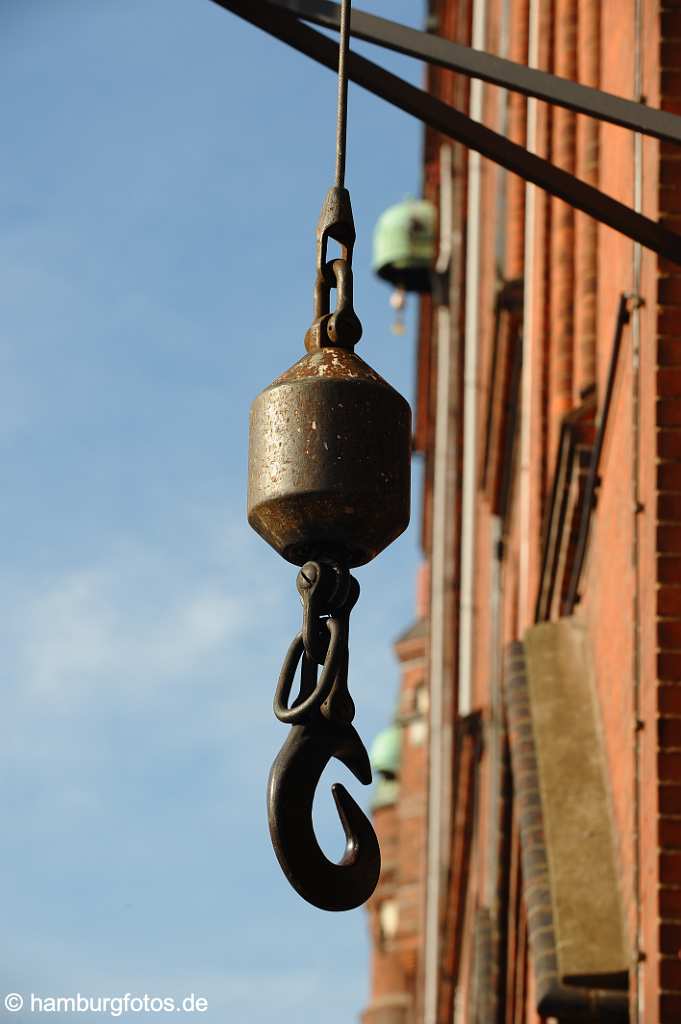 id113448 Die Hamburger Speicherstadt, Kranhaken der Lastenwinde. Alle Gebaeude der hiostorischen Bauwerke der Speicherstadt haben eine Winde um Waren auf die einzelnen Boeden zu befoerdern.