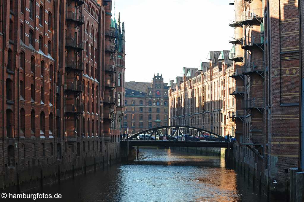 id113450 Die Hamburger Speicherstadt, historischer Lagerhaeuser mit Fleet.