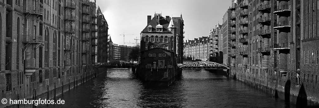 id114771_SW Panoramabild Hamburg - Hafencity, Wasserschloesschen, Speicherstadt in schwarzweiß