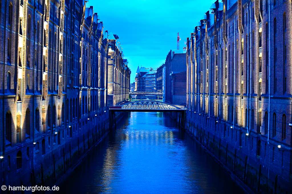 id500956 Speicherstadt Hamburg der Brookfleet zur blauen Stunde