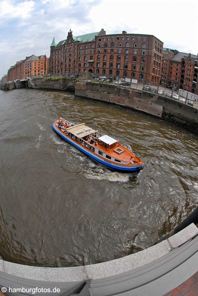 id501752 Hamburg-Hafencity, Barkasse im Zollkanal