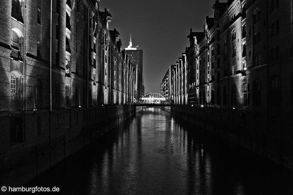 id505394_SW Speicherstadt bei Nacht, beleuchtete Lagerhaeuser spiegeln sich im Fleet, Bild schwarzweiß