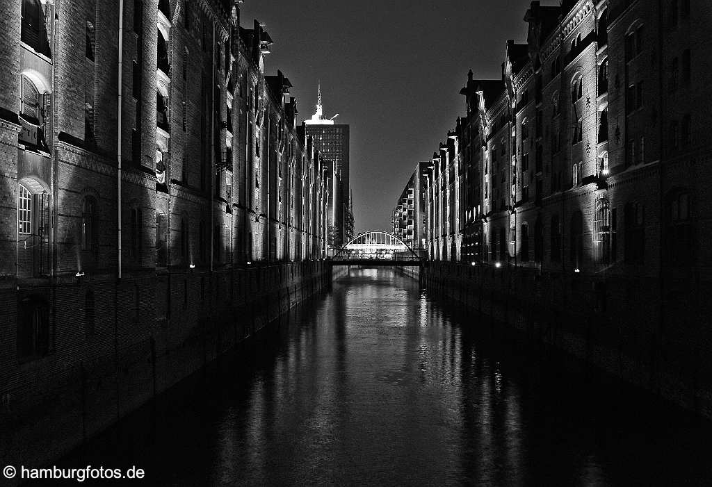 id505394_SW Speicherstadt bei Nacht, beleuchtete Lagerhaeuser spiegeln sich im Fleet, Bild schwarzweiß