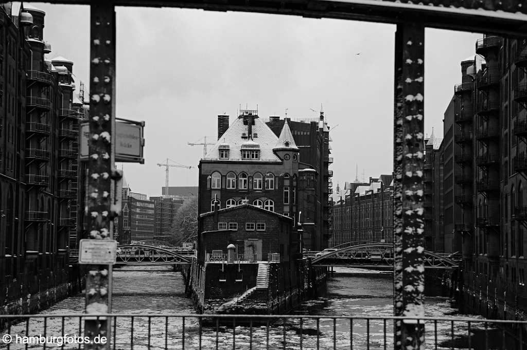 id509669_SW Die Hamburger Speicherstadt mit dem Wasserschlößchen im Winter bei Eis und Schnee. Bild schwarzweiß