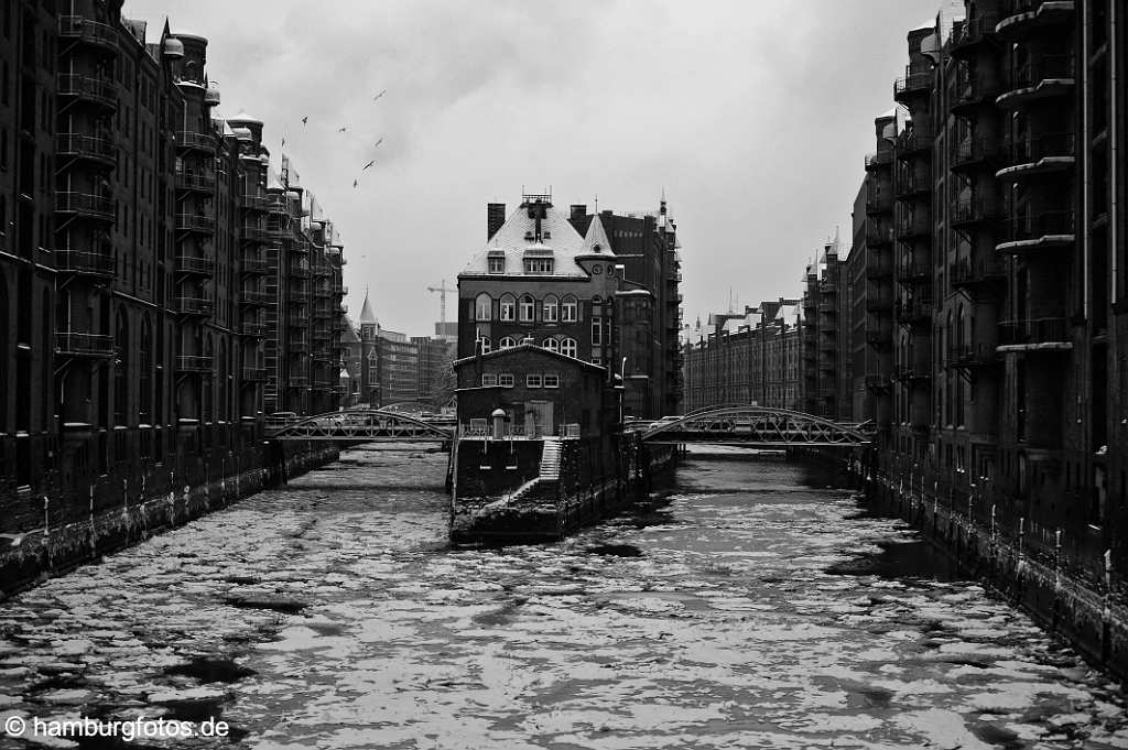 id509703_SW Die historische Hamburger Speicherstadt im Winter in schwarzweiß