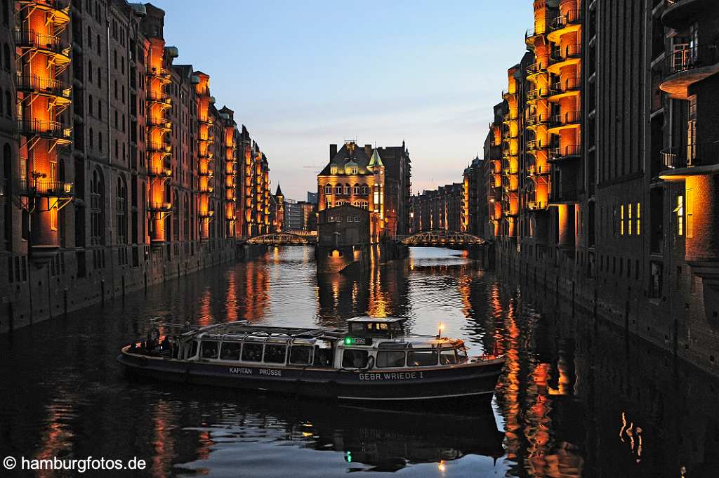 id512482 Nachtaufnahme: historische Hamburger Speicherstadt