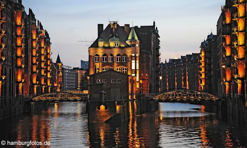 id512485 Nachtaunahme: historische Hamburger Speicherstadt, Wasserschlösschen im Wandrahmsfleet