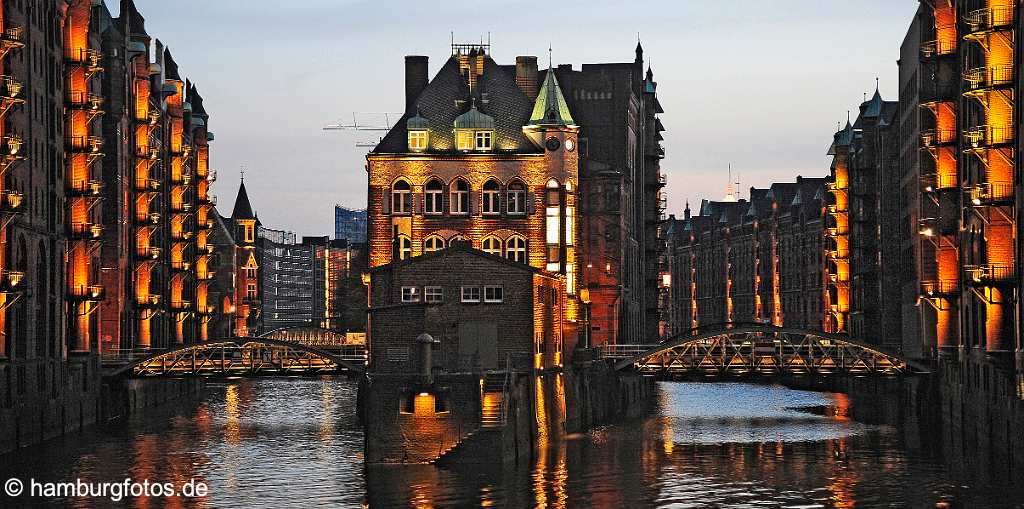 id512485 Nachtaunahme: historische Hamburger Speicherstadt, Wasserschlösschen im Wandrahmsfleet