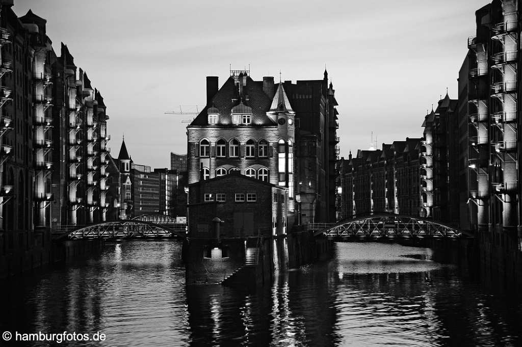 id512485_SW Nachtaunahme: historische Hamburger Speicherstadt, Wasserschlösschen im Wandrahmsfleet, schwarzweiss