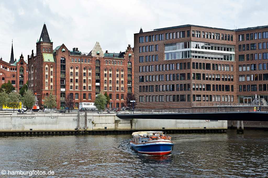 id520307 Historisches Gebäude und Neubau Hamburg Hafencity