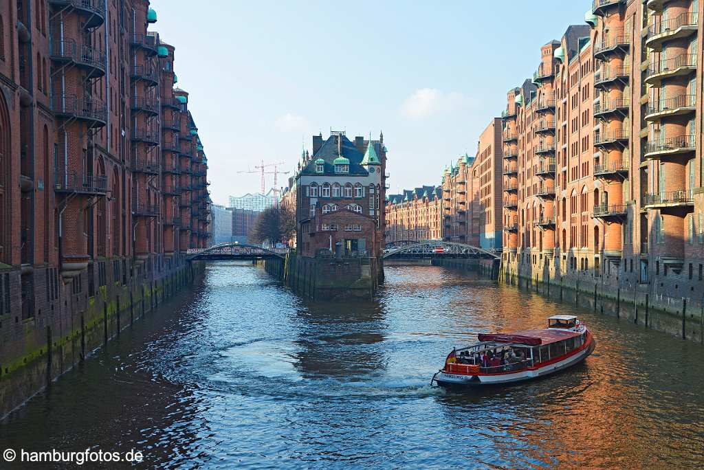 id520808 Hamburg: Barkasse wendet im Wandrahmsfleet