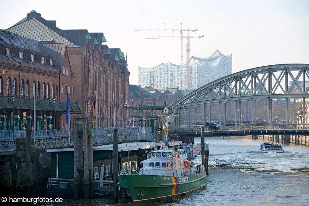 id520823 Hamburg: Zollmuseum, Zollkanal, hinten Elbphilharmonie