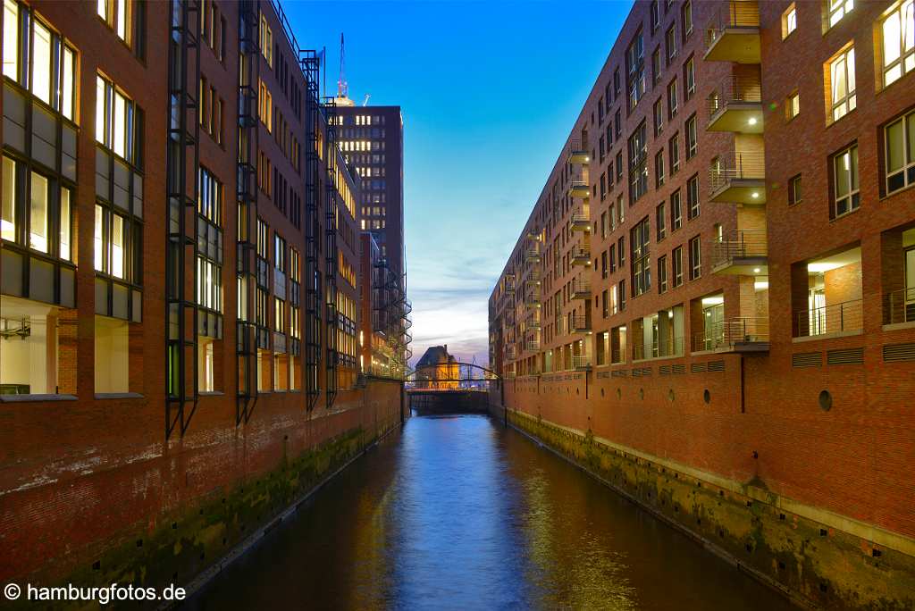 id520970 Hamburg Kehrwiederfleet zur blauen Stunde