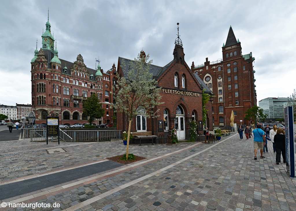 id521893 Die historische Hamburger Speicherstadt mit dem Fleetschlößchen