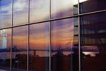 spiegelb015 Der Hamburger Hafen spiegelt sich in Fenstern von einem Bau der Perlenkette.