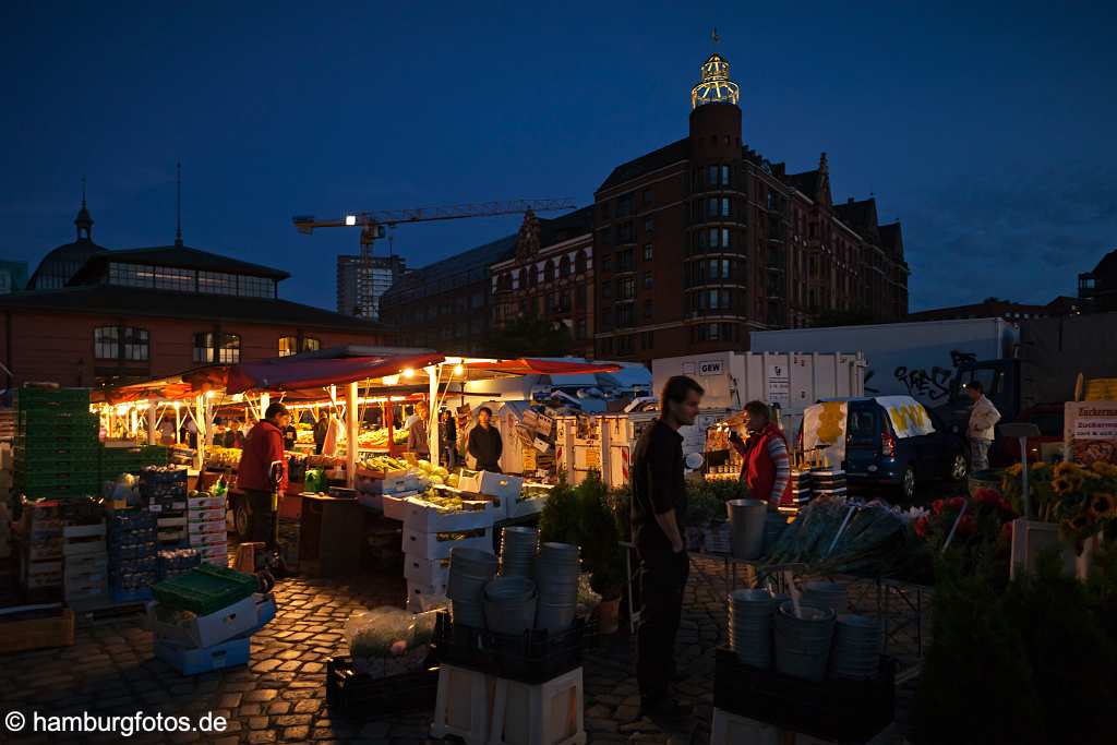 bz0524 Frueher Sommermorgen auf dem Hamburger Fischmarkt, im Hintergrund die Fischauktionshalle