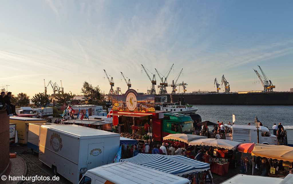 bz0531 Frueher Sommermorgen auf dem Hamburger Fischmarkt, Blick Richtung Werft