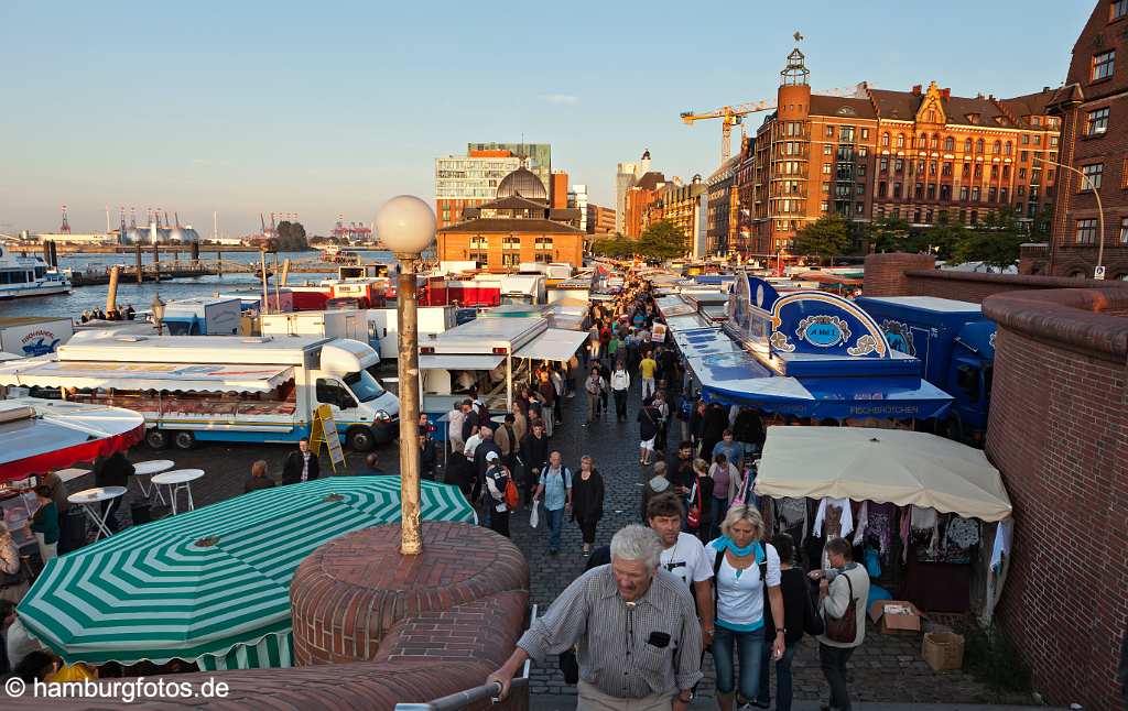 bz0532 Frueher Sommermorgen auf dem Hamburger Fischmarkt, Blick Richtung Westen mit Fischauktionshalle