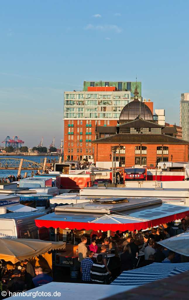 bz0535 Blick ueber den Hamburger FIschmarkt an einem fruehen Sommermorgen