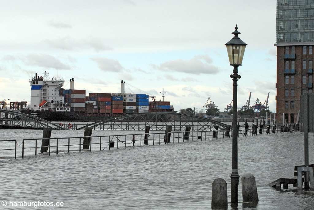 id109390 Hamburg | Sturmflut am 01.11.2006, Altona Fischmarkt, Containerschiff