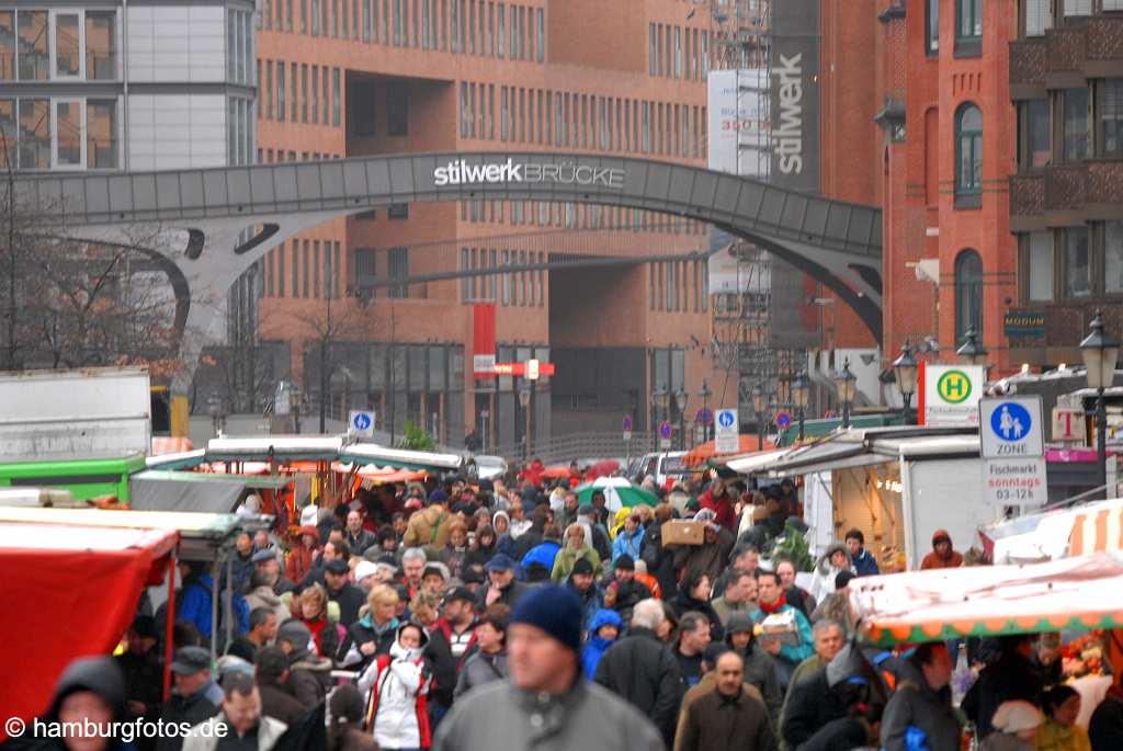 id113435 Der Hamburger Fischmarkt am Sonntag, Menschenmassen draengeln sich an den Marktstaenden und Buden vorbei.