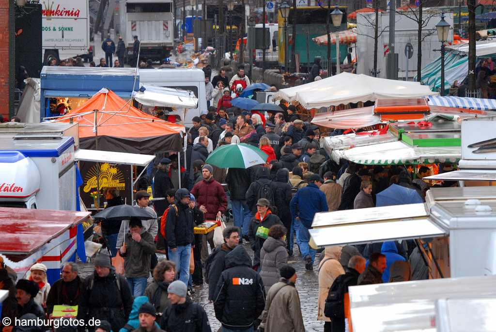 id113438 Marktstaende und Buden auf dem St. Pauli Fischmarkt. Es ist ein grauer, trueber Morgen. Menschenmassen draengeln sich durch die schmalen Gaenge.