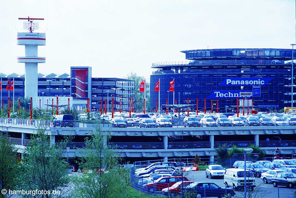 arc038 Der Hamburger Flughafen mit dem Parkdeck P4 und dem Radarturm.