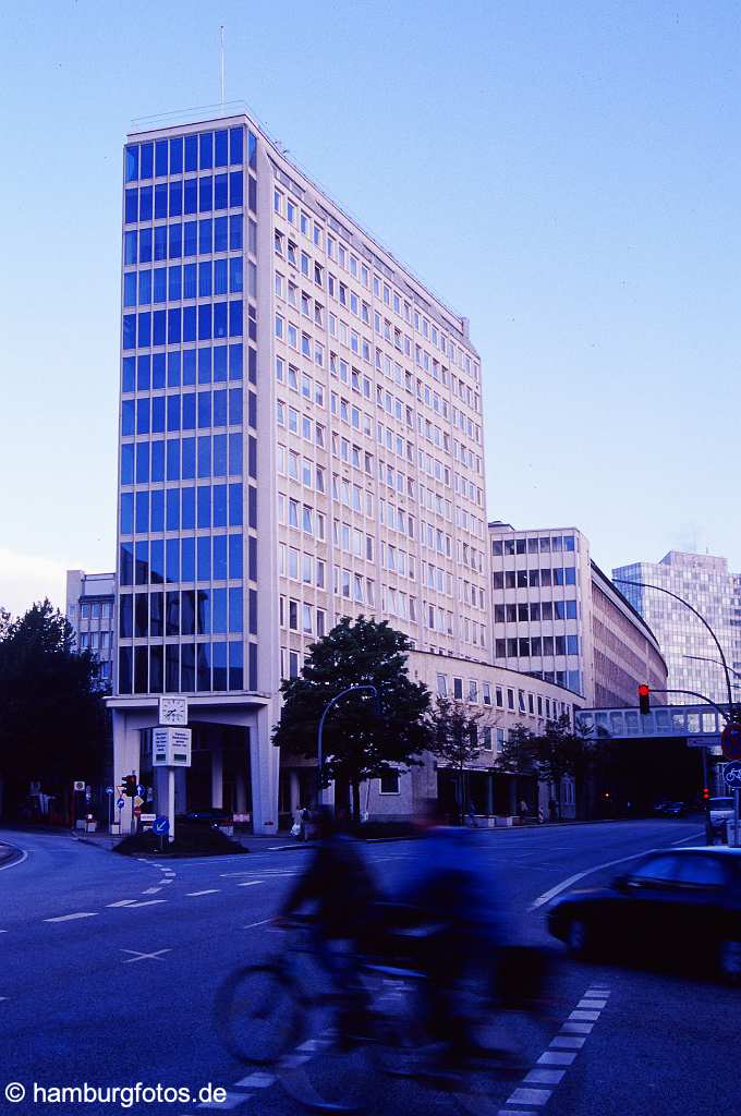 arc039 Das Verlagshaus von Axel Springer in Hamburg, Menschen auf dem Fahrrad, verwischte Konturen.