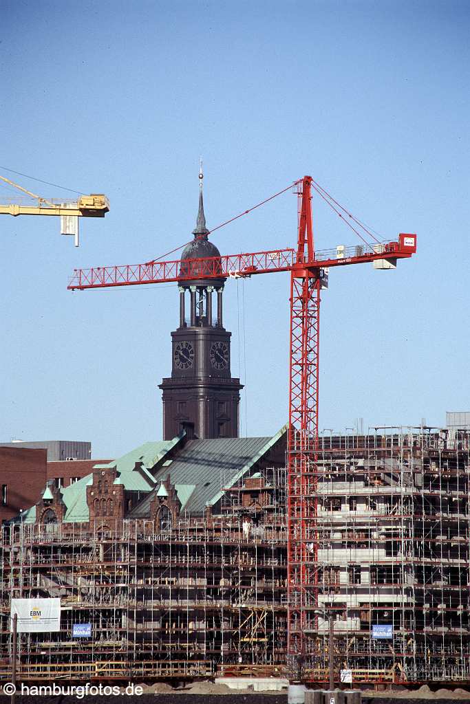 arc048 Blick von der Hafencity in Hamburg zu St. Michaelis.