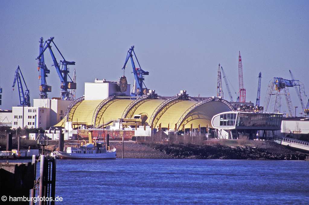 arc049 Das Musical Koenig der Loewen aus Sicht der Hafencity.