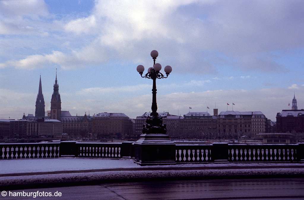 arc051 Sicht ueber die Binnenalster auf die Hamburger Innenstadt, Rathaus, Jungfernstieg.