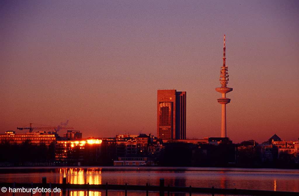 id100053 Die aufgehende Sonnen spiegetl sich in der Alster