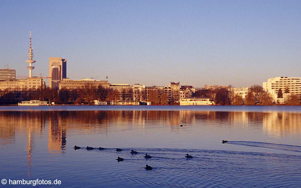 arc054 Die Hamburger Aussenalster in der Morgensonne.