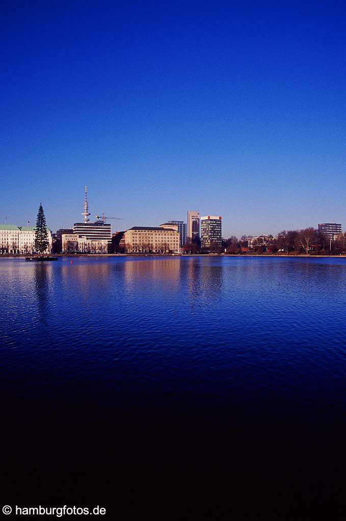 arc055 Die Binnenalster in einem tiefen blau.