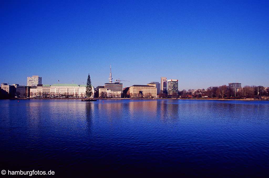 arc056 Die Binnenalster in einem tiefen blau.