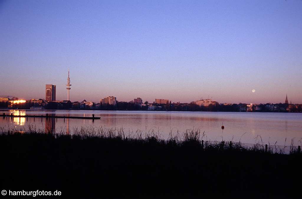 arc057 Die Aussenalster im Morgenlicht.