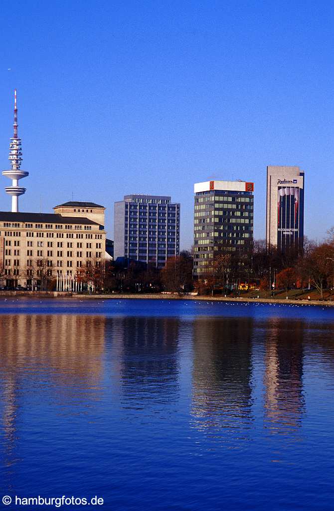 arc059 Blick ueber die Binnenalster, Fernsehturm, Finnlandhaus, Hotel Radisson SAS.