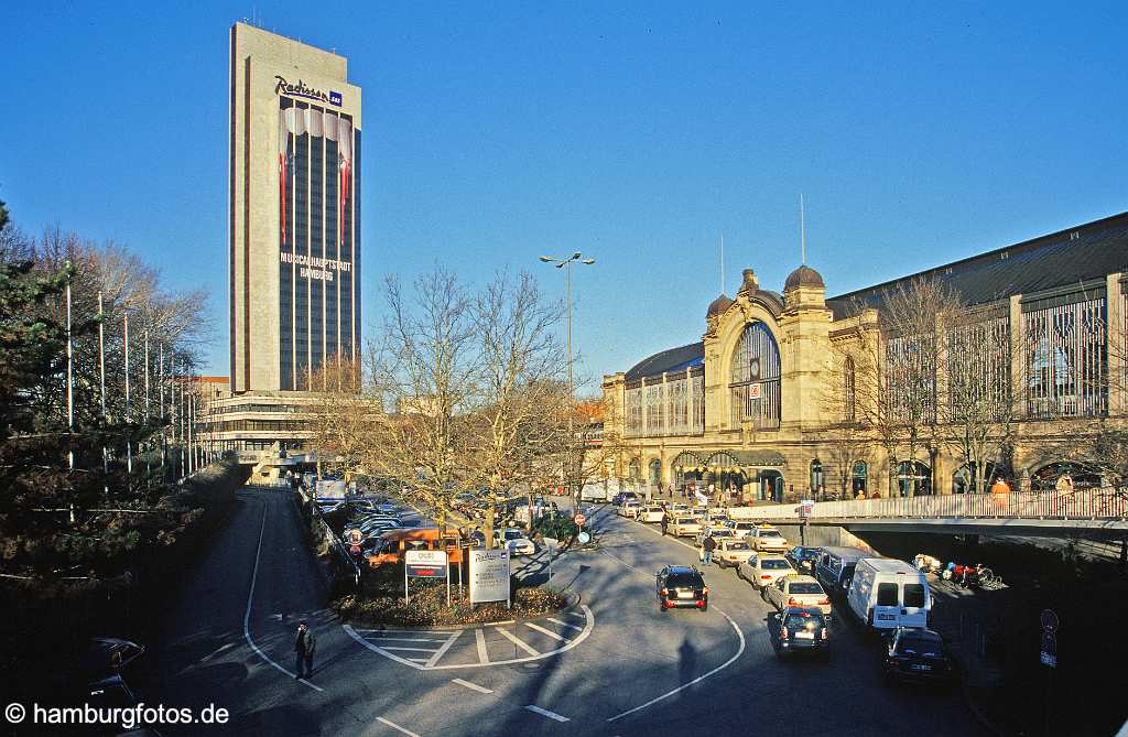 arc060 Hotel Radisson SAS mit dem Dammtorbahnhof, Bahnhof Hamburg, CCH, Congress Centrum Hamburg.