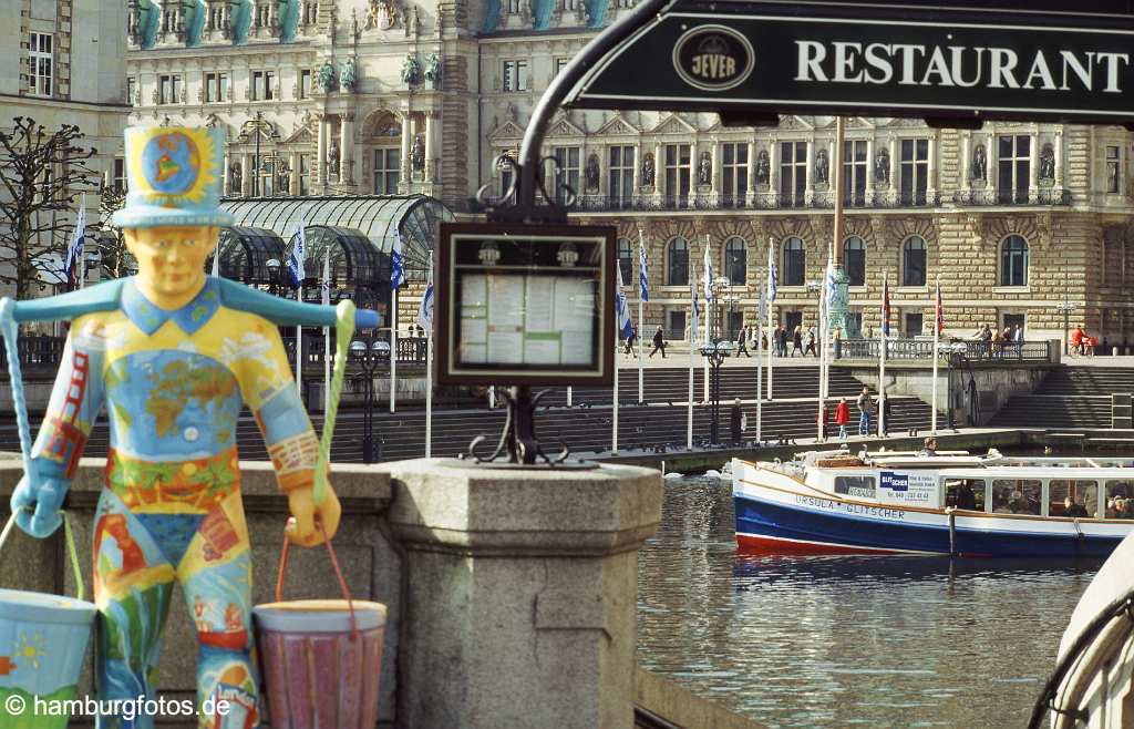 arc061 Die kleine Alster am Hamburger Rathausmarkt.