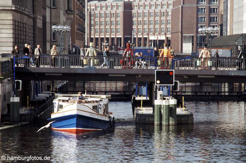 arc062 Die kleine Alster am Hamburger Rathausmarkt mit einer Barkasse.