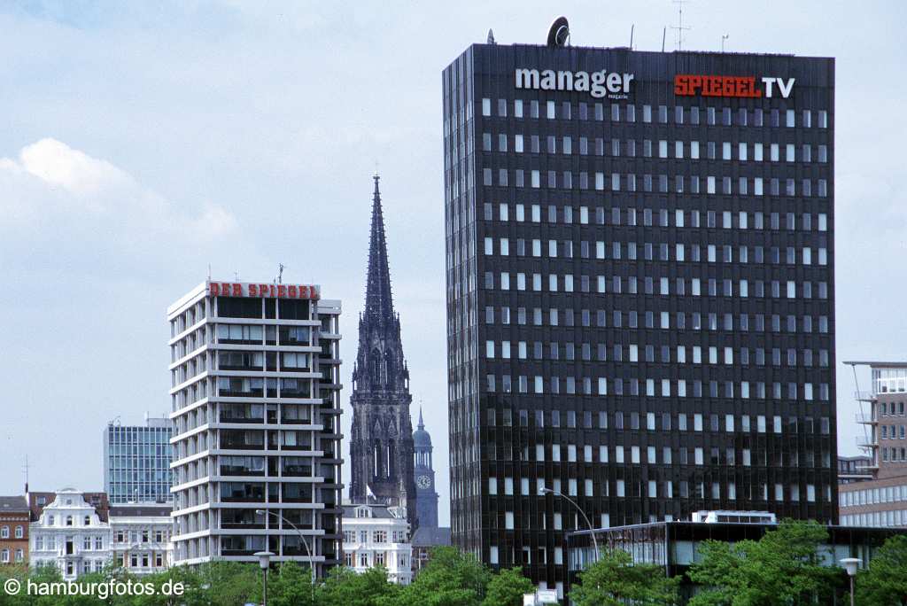 arc071 Medienstadt Hamburg, der Spiegelverlag dazwischen Mahnmal St. Nikolai, St. Michaelis.