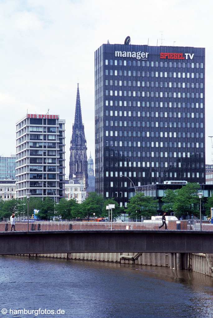 arc072 Medienstadt Hamburg, der Spiegelverlag dazwischen Mahnmal St. Nikolai, St. Michaelis.