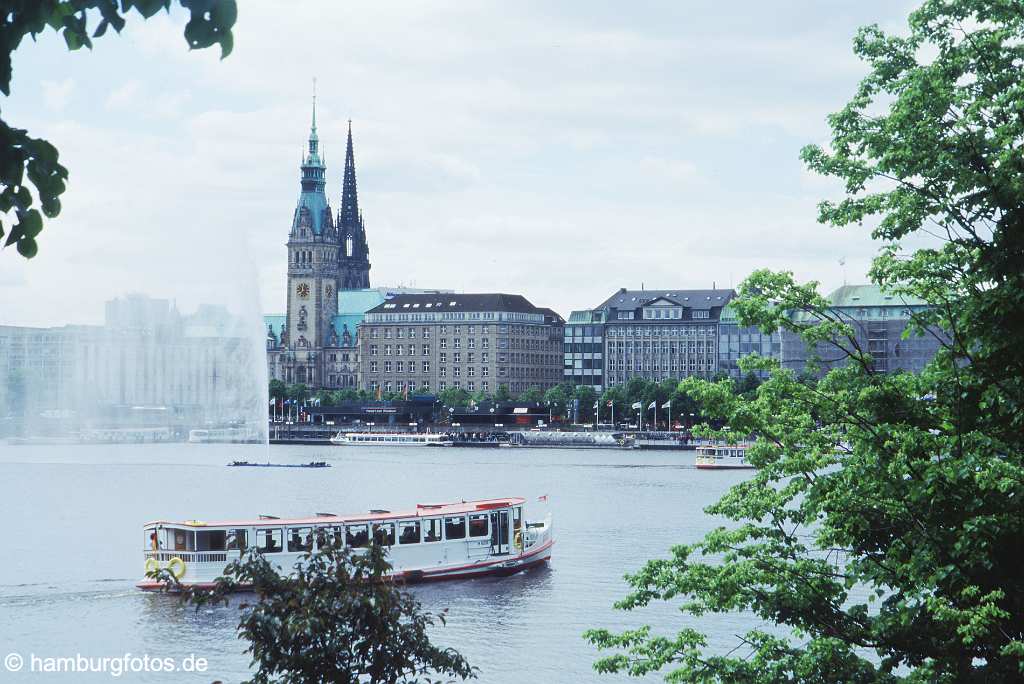 arc090 Blick ueber die Binnenalster auf das Rathaus und den Jungfernstieg