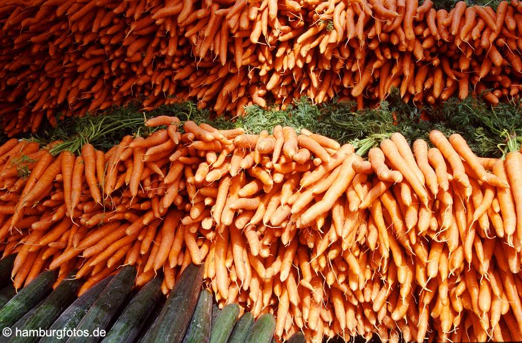 id100435 Schleswig-Holstein, Karotten, Wurzel und Salatgurken auf einen Marktstand