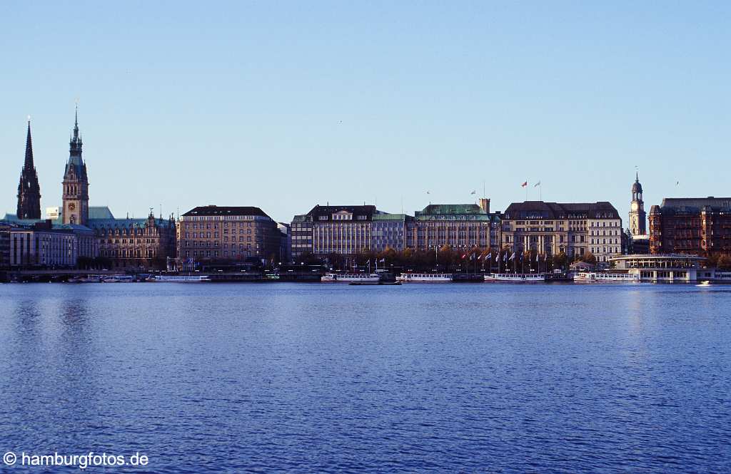 skyline001 Skyline von Hamburg: Blick ueber die Binnenalster auf den Jungfernstieg, von links: St. Nikolai, das Hamburger Rathaus, St. Michaelis.