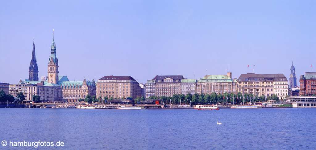 skyline002 Skyline von Hamburg: Blick ueber die Binnenalster auf den Jungfernstieg, von links: St. Nikolai, das Hamburger Rathaus, St. Michaelis. Bilddaten bis zu 200 MB TIF lieferbar.