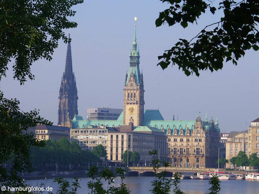 skyline003 Skyline von Hamburg: Blick ueber die Binnenalster auf den Jungfernstieg, von links: St. Nikolai, das Hamburger Rathaus.