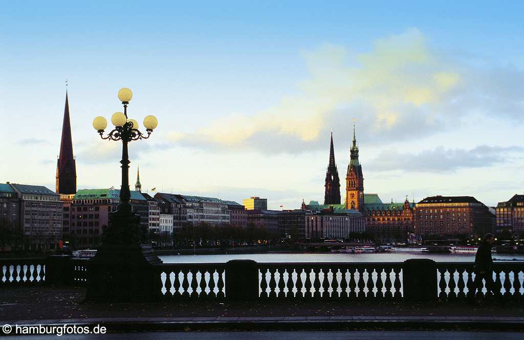 skyline007 Skyline von Hamburg: Blick ueber die Binnenalster auf den Ballindamm, von links: St. Petri, St. Nikolai, das Hamburger Rathaus.