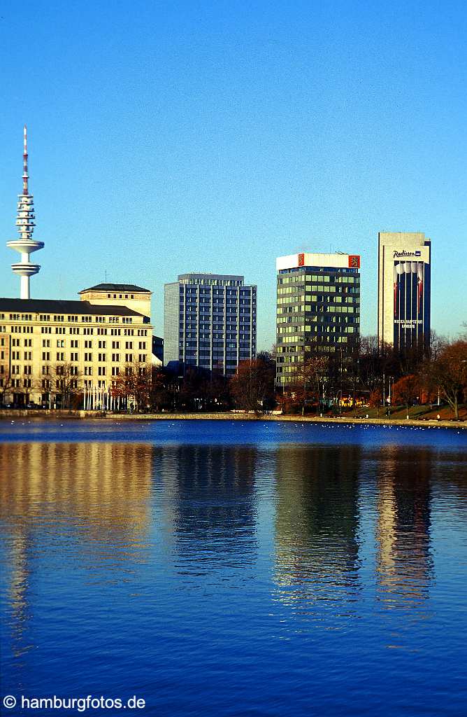 skyline008 Skyline von Hamburg: Blick ueber die Binnenalster auf neuen Jungfernstieg und Esplanade.